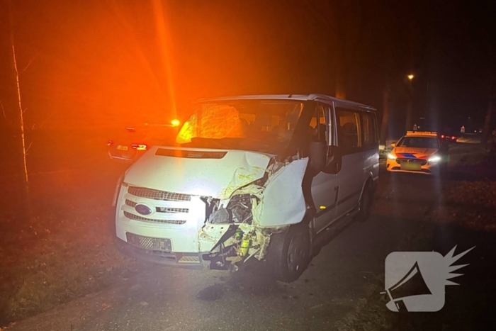 Personenbus met arbeidsmigranten botst op boom, inzittenden spoorloos