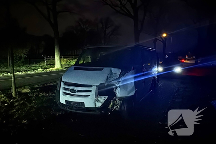 Personenbus met arbeidsmigranten botst op boom, inzittenden spoorloos