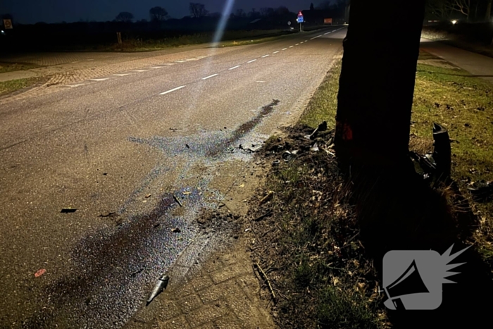 Personenbus met arbeidsmigranten botst op boom, inzittenden spoorloos