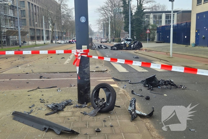 Voertuig crasht na achtervolging, politie zoekt voortvluchtige