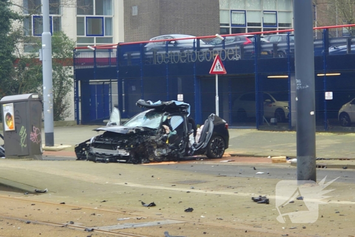 Voertuig crasht na achtervolging, politie zoekt voortvluchtige