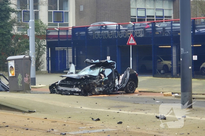 Voertuig crasht na achtervolging, politie zoekt voortvluchtige