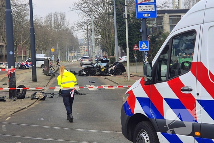 Voertuig crasht na achtervolging, politie zoekt voortvluchtige