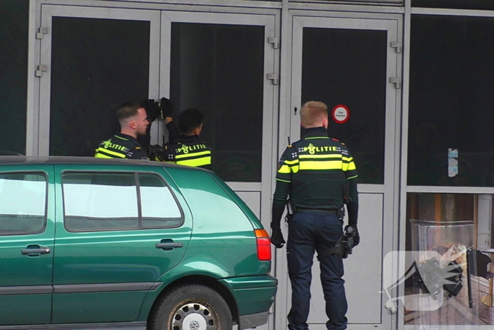 Politie treedt kantoorgebouw binnen na melding inbraak