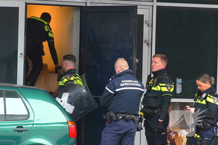 Politie treedt kantoorgebouw binnen na melding inbraak