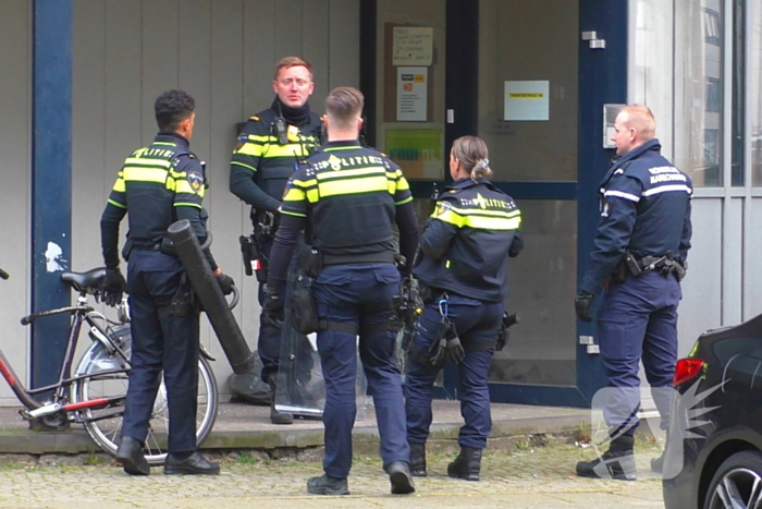 Politie treedt kantoorgebouw binnen na melding inbraak