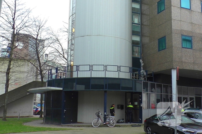 Politie treedt kantoorgebouw binnen na melding inbraak