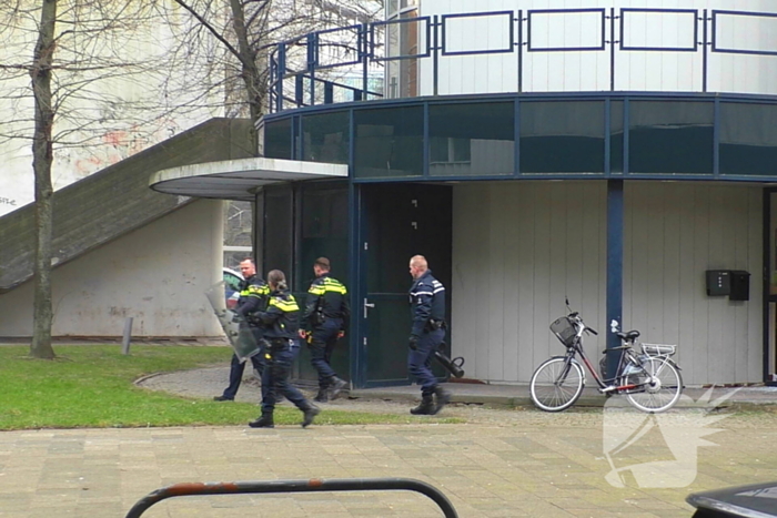 Politie treedt kantoorgebouw binnen na melding inbraak