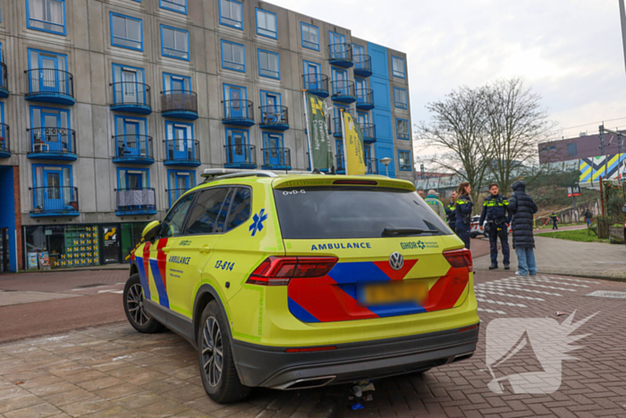 Traumateam ingezet voor persoon die van hoogte valt, politie doet onderzoek