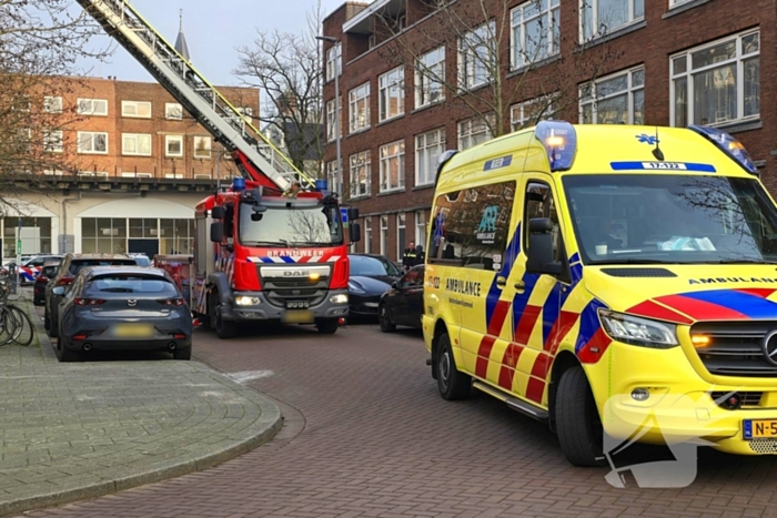 Man gooit voorwerpen van dak, politie team haalt man van dak