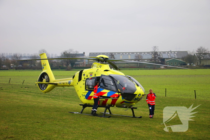 Traumahelikopter landt in weiland