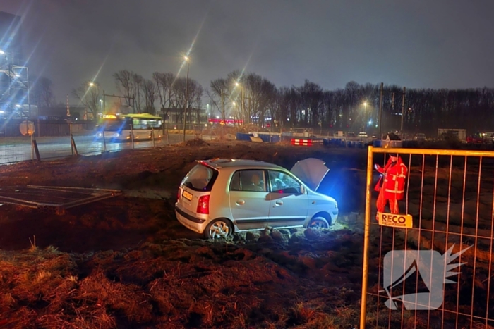 Bestuurder knalt op hekwerk na vermoedelijke onwelwording