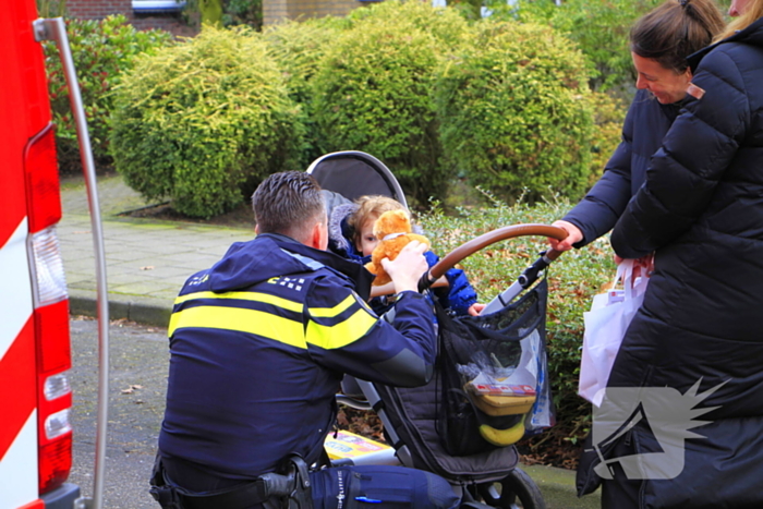Brandweer controleer schoorsteen na brand