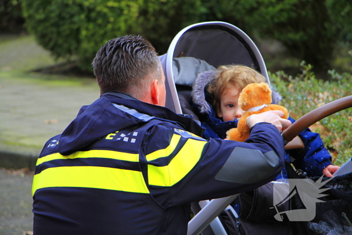 Brandweer controleer schoorsteen na brand