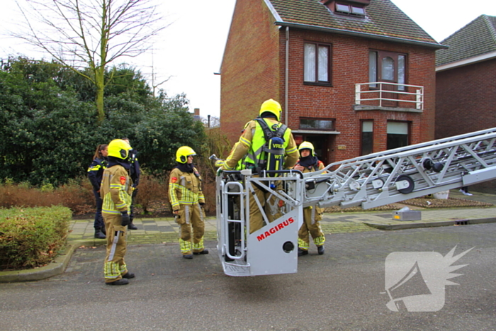 Brandweer controleer schoorsteen na brand