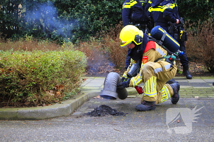 Brandweer controleer schoorsteen na brand