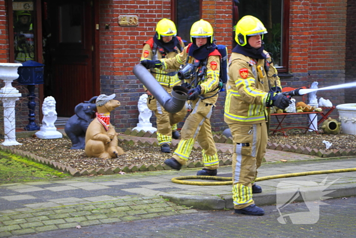 Brandweer controleer schoorsteen na brand