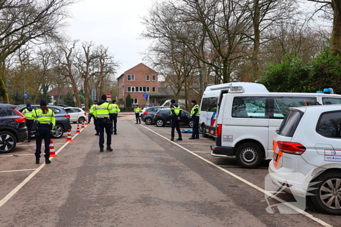 Politie controleert voertuigen en brommers
