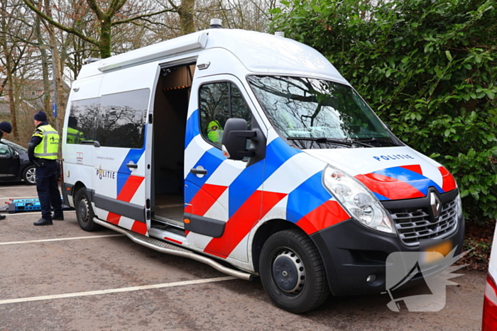 Politie controleert voertuigen en brommers