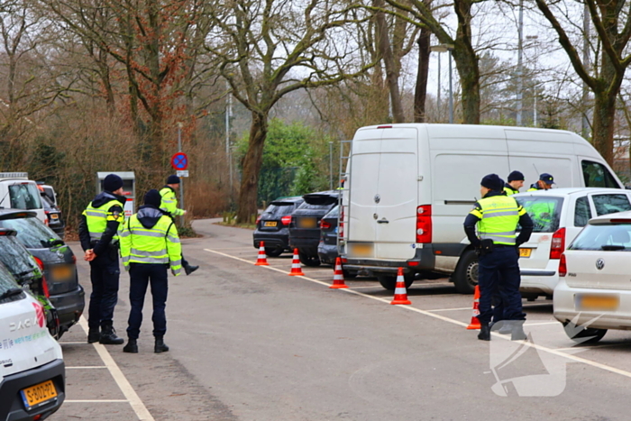 Politie controleert voertuigen en brommers