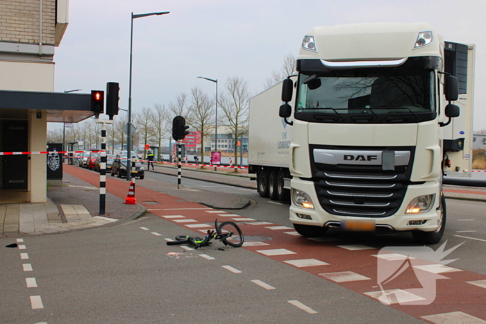 Kind op fiets aangereden door vrachtwagen