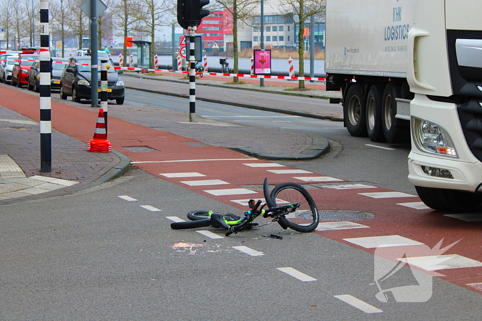 Kind op fiets aangereden door vrachtwagen