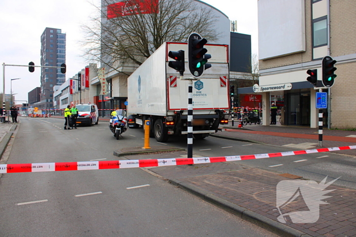 Kind op fiets aangereden door vrachtwagen