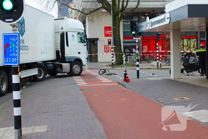 Kind op fiets aangereden door vrachtwagen