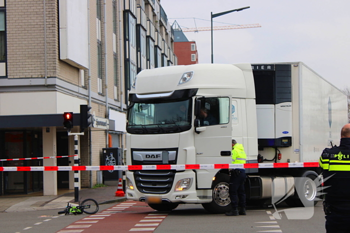 Kind op fiets aangereden door vrachtwagen