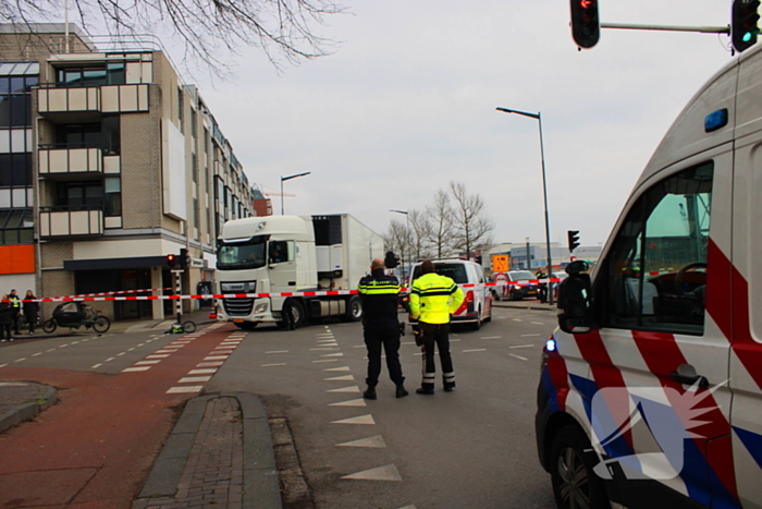Kind op fiets aangereden door vrachtwagen
