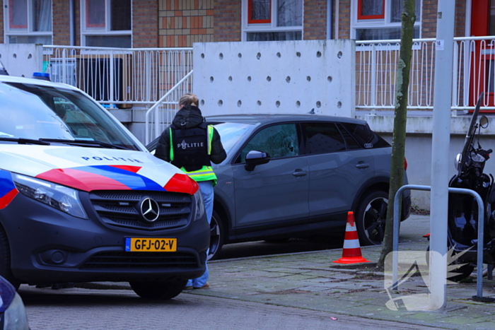 Meerdere schoten gelost auto beschadigd