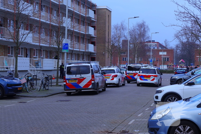 Meerdere schoten gelost auto beschadigd