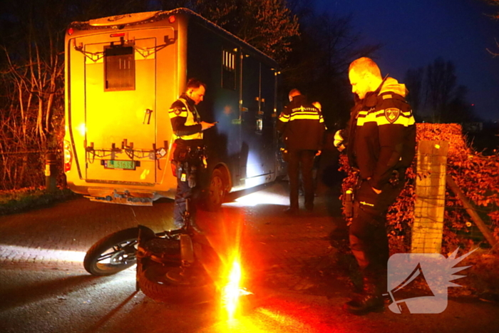 Scooterrijder geschept door paardentransporter