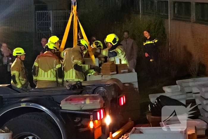 Kind bekneld onder pallet stenen