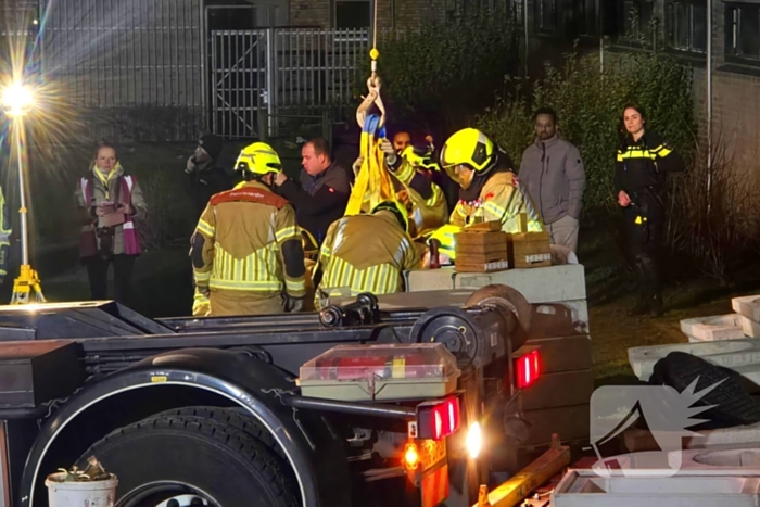 Kind bekneld onder pallet stenen