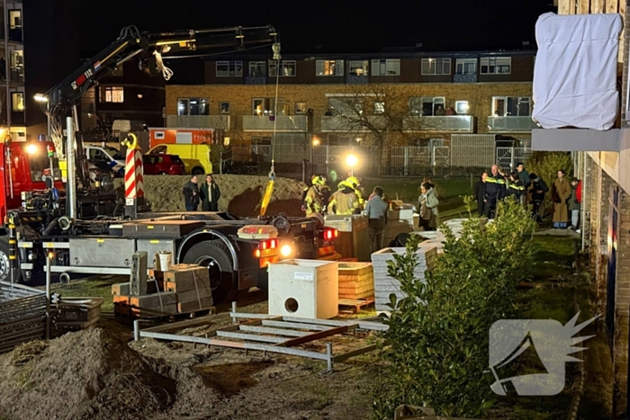 Kind bekneld onder pallet stenen