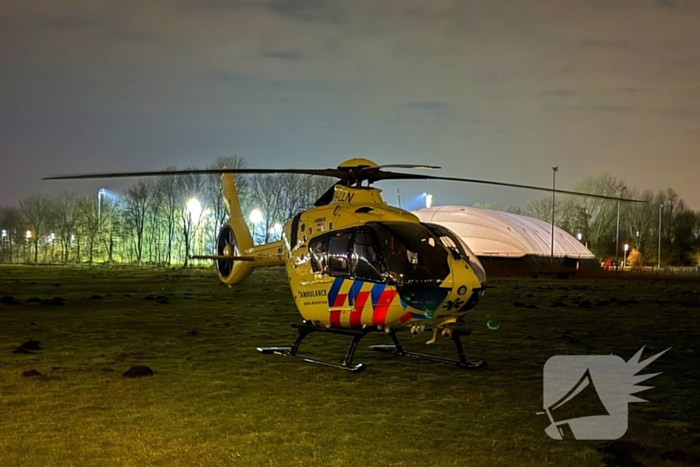 Bestuurder bestelbus rijdt met hoge snelheid in op fietser, ramt auto en slaat op de vlucht