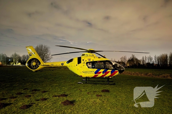 Bestuurder bestelbus rijdt met hoge snelheid in op fietser, ramt auto en slaat op de vlucht