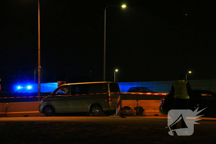 Bestuurder bestelbus rijdt met hoge snelheid in op fietser, ramt auto en slaat op de vlucht