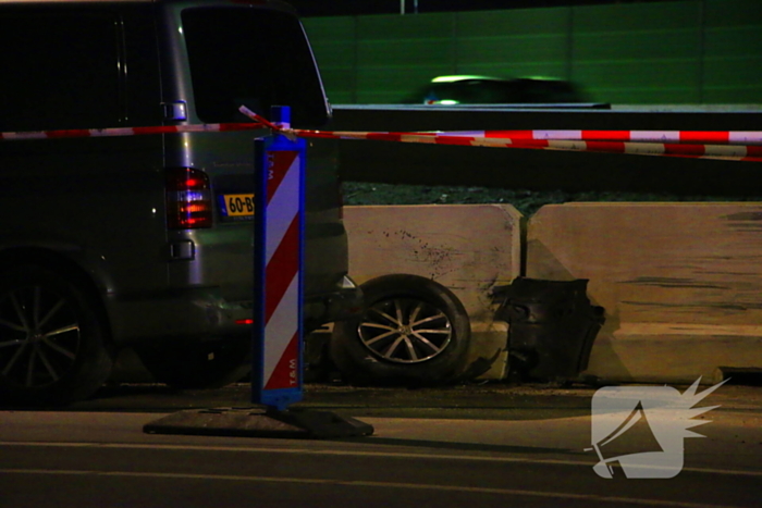 Bestuurder bestelbus rijdt met hoge snelheid in op fietser, ramt auto en slaat op de vlucht