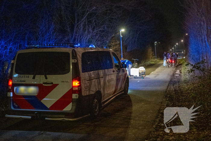 Bestuurder bestelbus rijdt met hoge snelheid in op fietser, ramt auto en slaat op de vlucht