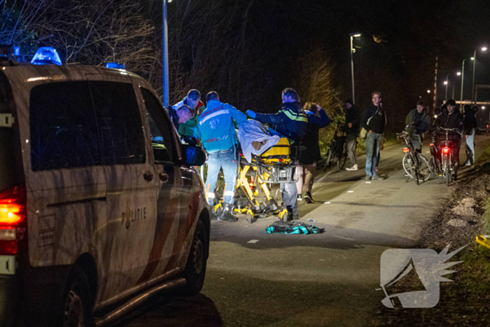 Bestuurder bestelbus rijdt met hoge snelheid in op fietser, ramt auto en slaat op de vlucht