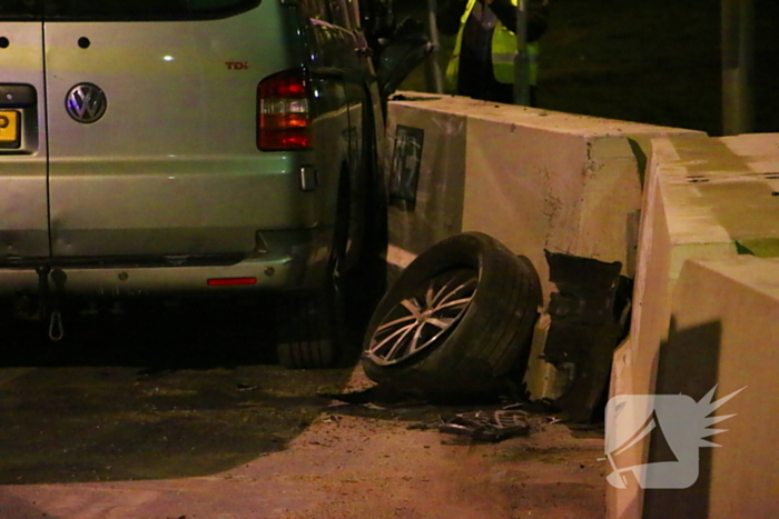 Bestuurder bestelbus rijdt met hoge snelheid in op fietser, ramt auto en slaat op de vlucht