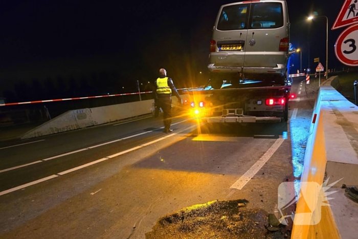 Bestuurder bestelbus rijdt met hoge snelheid in op fietser, ramt auto en slaat op de vlucht