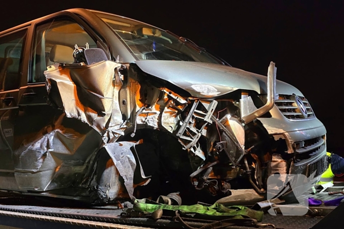 Bestuurder bestelbus rijdt met hoge snelheid in op fietser, ramt auto en slaat op de vlucht