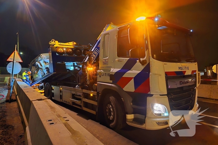 Bestuurder bestelbus rijdt met hoge snelheid in op fietser, ramt auto en slaat op de vlucht