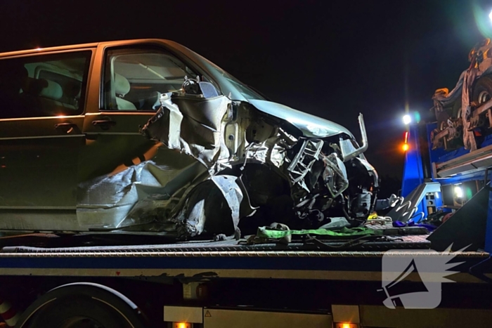 Bestuurder bestelbus rijdt met hoge snelheid in op fietser, ramt auto en slaat op de vlucht