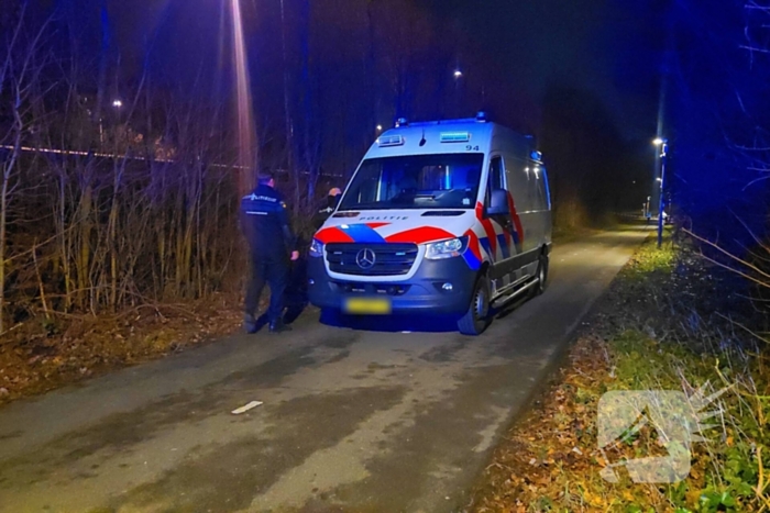 Bestuurder bestelbus rijdt met hoge snelheid in op fietser, ramt auto en slaat op de vlucht