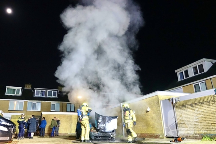 Voertuig zwaar beschadigd door brand