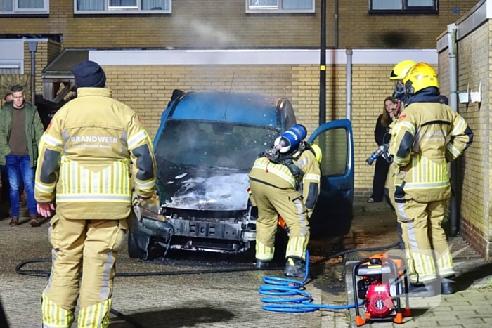 Voertuig zwaar beschadigd door brand